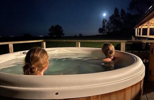 Stone in Oxney Apartment | Exquisite Log Cabin Retreat with Hot Tub & 10/10 Ratings