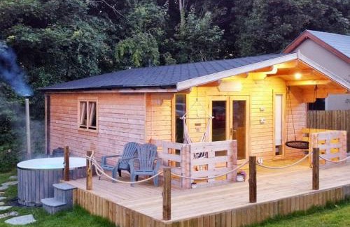 Moville Ski Chalet | Cozy Log Cabin Retreat with Inviting Wood-Fired Hot Tub