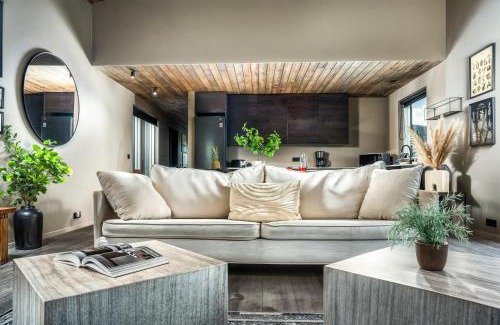 Selfoss House | Experience Venture Vacations: Log Home with Hot Tub Retreat