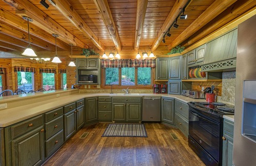 Mineral House | Waterfront Retreat: Guest Rated 9.8 with Pool & Ocean Views