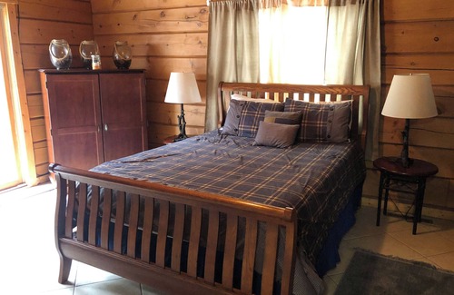 King Cabin | Elegant Log Home with Private Dock on Chain O' Lakes