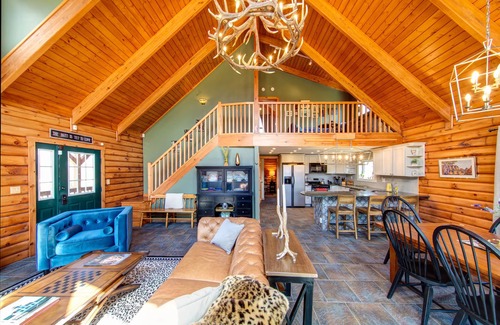 Roxbury House | Inviting Log Cabin with Spectacular Views and Cozy Fire Pit
