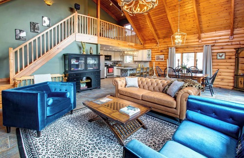 Roxbury House | Inviting Log Cabin with Spectacular Views and Cozy Fire Pit