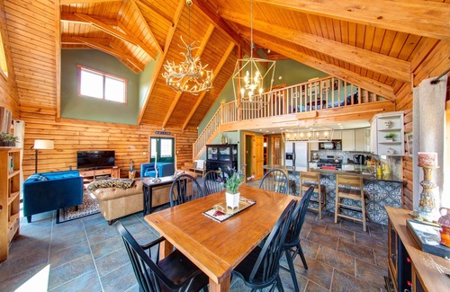 Roxbury House | Inviting Log Cabin with Spectacular Views and Cozy Fire Pit