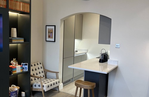 Pimlico Apartment | Elegant 2BR Apartment Near Buckingham Palace with Spa
