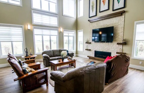 Conrich House | Luxury mansion close to airport | 14+ guests