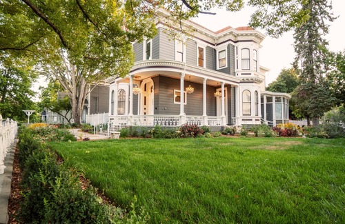 Napa Apartment | Elegant Mansion in Downtown Napa with Spa and Hot Tub