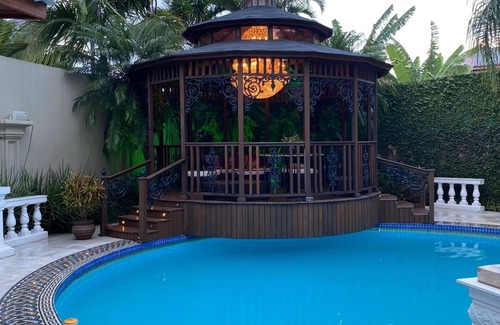 Cabecudas House | Elegant Mansion Retreat in Cabeçudas with Pool Access