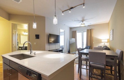 Texas Medical Center Condo | Delightful Med Center King-Sized Condo with Pool Access