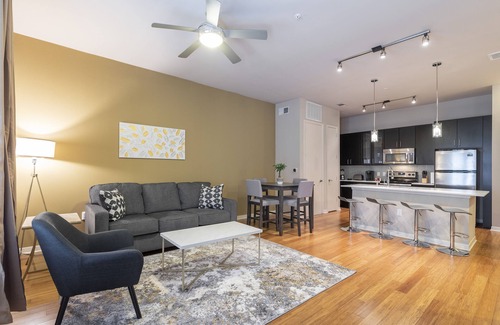 Texas Medical Center Condo | Delightful Med Center King-Sized Condo with Pool Access