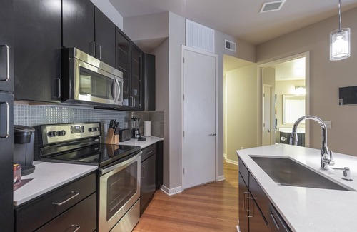 Texas Medical Center Condo | Delightful Med Center King-Sized Condo with Pool Access