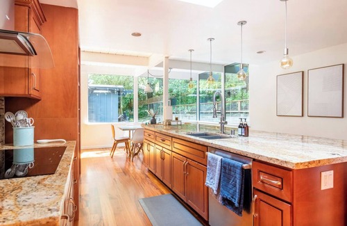 Redwood City Villa | Stylish Mid-Century Modern Home with XL Deck & Kid-Friendly