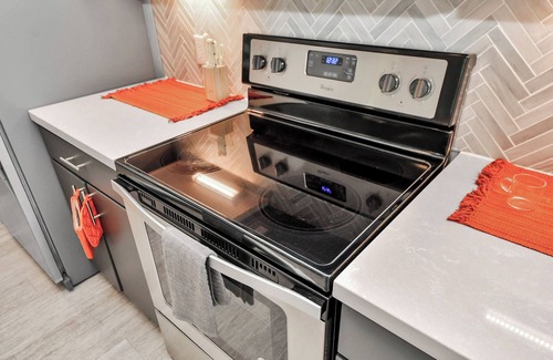 Midtown Apartment | Luxury Midtown Studio w/75” Smart TV, Weekly Cleanings – No Cleaning Fee!