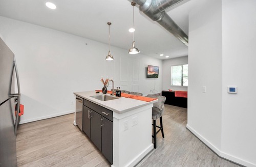 Midtown Apartment | Luxury Midtown Studio w/75” Smart TV, Weekly Cleanings – No Cleaning Fee!