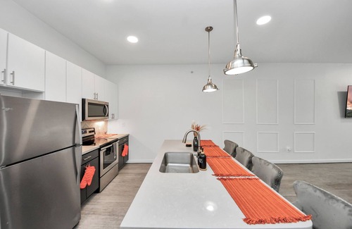 Midtown Apartment | Luxury Midtown Studio w/75” Smart TV, Weekly Cleanings – No Cleaning Fee!