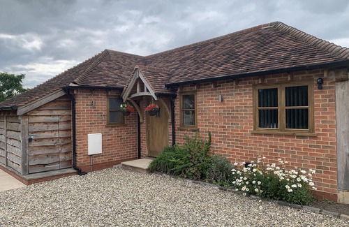 Saintbury Cottage | Modern Hotel Near Stratford with Pool & Ocean Views