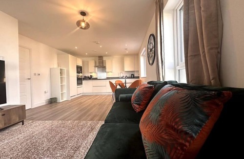 Ebbsfleet Valley Apartment | Modern 2-Bed Apartment in Ebbsfleet with Spa and Hot Tub