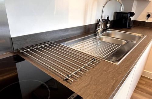 Ebbsfleet Valley Apartment | Modern 2-Bed Apartment in Ebbsfleet with Spa and Hot Tub