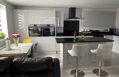 Thames Apartment | Modern 2-Bedroom Flat with Free Parking & WiFi near London