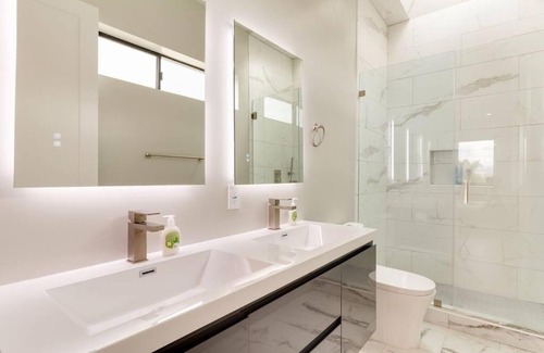Mid City Villa | Modern 4-Bedroom Retreat with Rooftop & Family-Friendly Perks