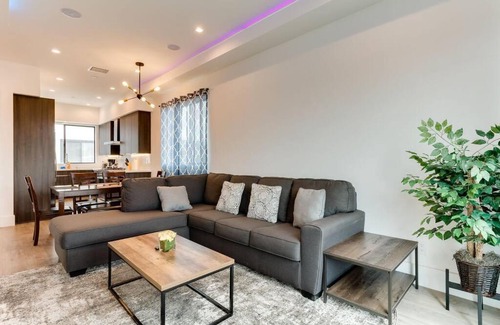 Mid City Villa | Modern 4-Bedroom Retreat with Rooftop & Family-Friendly Perks