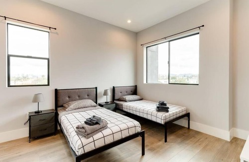 Mid City Villa | Modern 4-Bedroom Retreat with Rooftop & Family-Friendly Perks