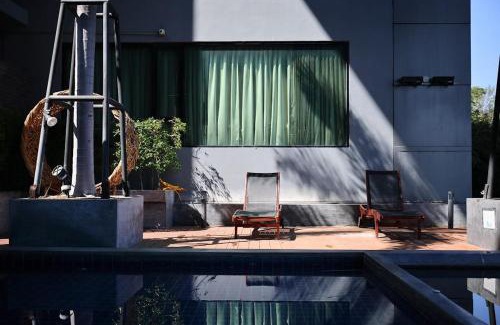 Su Thep Apartment | Stylish Garden View Apartment with Pool & Oceanfront Access