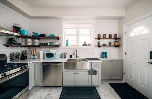 Pilsen House | Modern Home Near Downtown Chicago with Spa & Breakfast