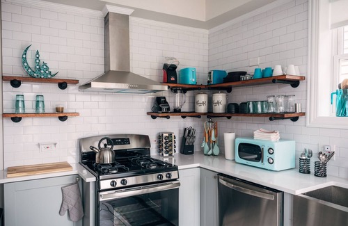 Pilsen House | Modern Home Near Downtown Chicago with Spa & Breakfast