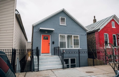 Pilsen House | Modern Home Near Downtown Chicago with Spa & Breakfast