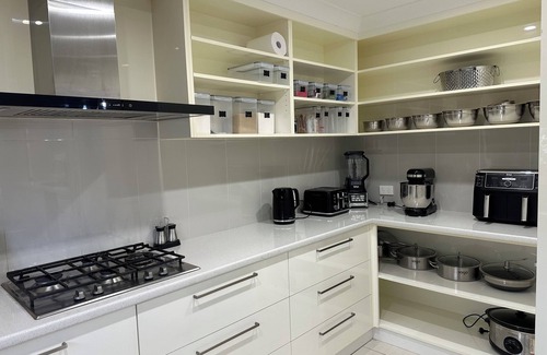 Dubbo House | Luxury modern retreat, perfect short break with family or friends.