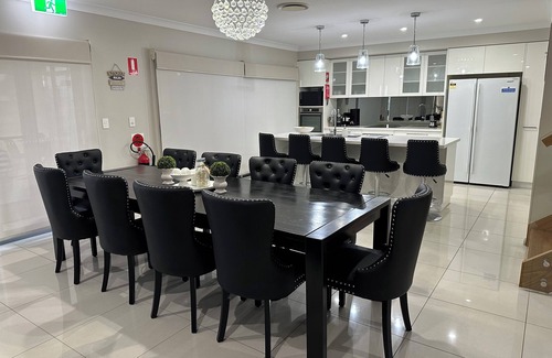 Dubbo House | Luxury modern retreat, perfect short break with family or friends.