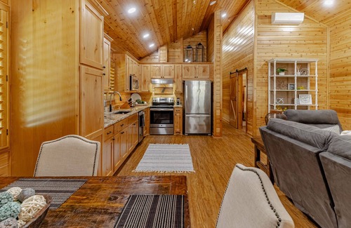 Lavon House | Luxury Mordicai Cabin at Historical Farm