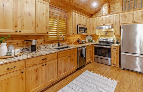 Lavon House | Luxury Mordicai Cabin at Historical Farm