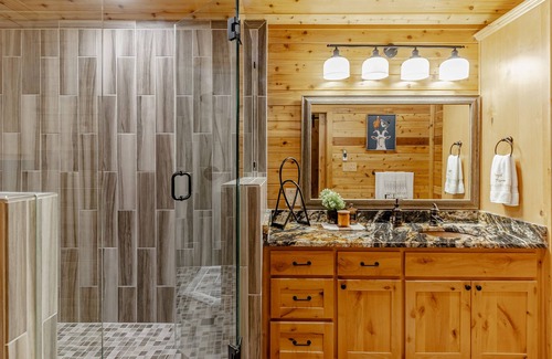 Lavon House | Luxury Mordicai Cabin at Historical Farm