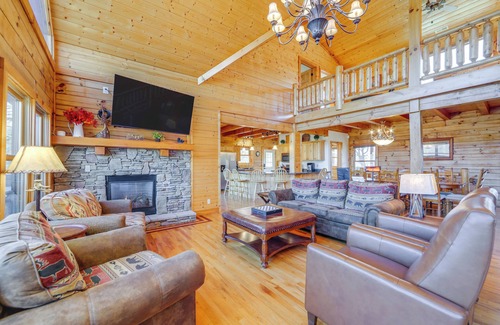 Waynesville Cabin | Relaxing Retreat: 'Whit's End' Home with Hot Tub & Views