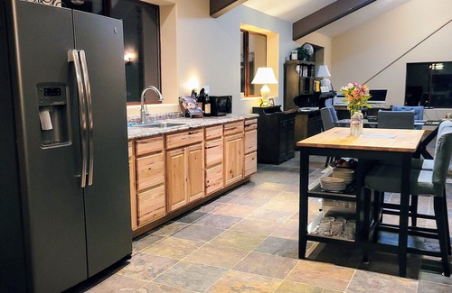 Cedar Ridge Apartment | Exclusive Mountain Loft with Lake View & Prime Location