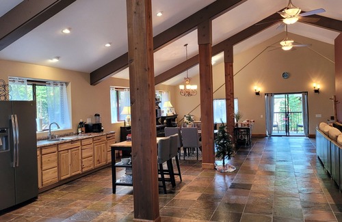 Cedar Ridge Apartment | Exclusive Mountain Loft with Lake View & Prime Location