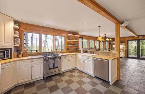 Telluride House | Luxury Mountain Retreat with Hot Tub and Views