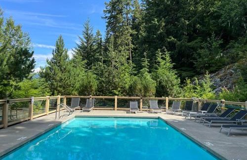 Nordic Estates House | Luxury Mountain Retreat with PRIVATE Hot Tub by Harmony Whistler