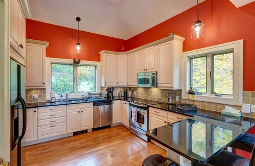 Bovina Center House | Modern 4BR Retreat with Breathtaking Views & Pet-Friendly Perks