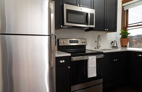 Roanoke Apartment | Historic Multi-Unit Retreat Near Downtown with Family Perks