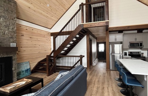 Bracebridge Cottage | Luxury Muskoka River Log Cabin