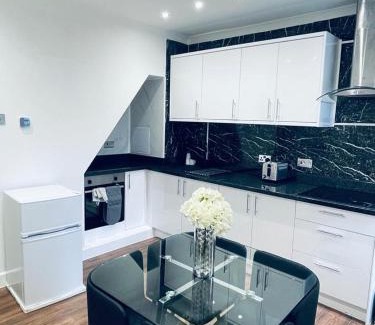 Swanscombe House | Stylish New Home: Guest Rated 8.3 & Child Friendly Amenities