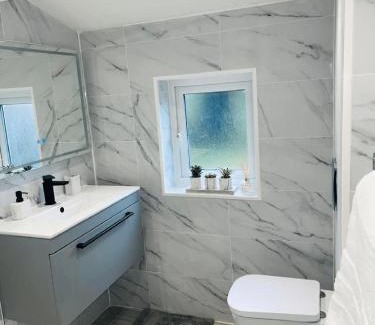 Swanscombe House | Stylish New Home: Guest Rated 8.3 & Child Friendly Amenities