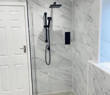 Swanscombe House | Stylish New Home: Guest Rated 8.3 & Child Friendly Amenities