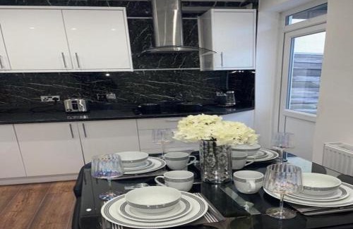 Swanscombe House | Stylish New Home: Guest Rated 8.3 & Child Friendly Amenities