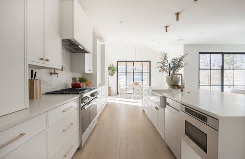 Barths House | Luxury new Large Farmhouse 10 minutes from Downtown + big yard - sleeps 10
