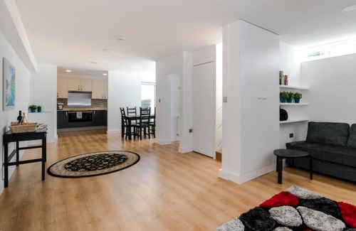 Hampstead House | Exceptional 3-Bedroom Mews House with Pool in Hampstead