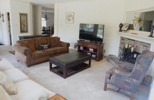 Lower Basin Lake Travis House | Oceanfront Retreat at Luxury Nook - 4-Star Family Getaway